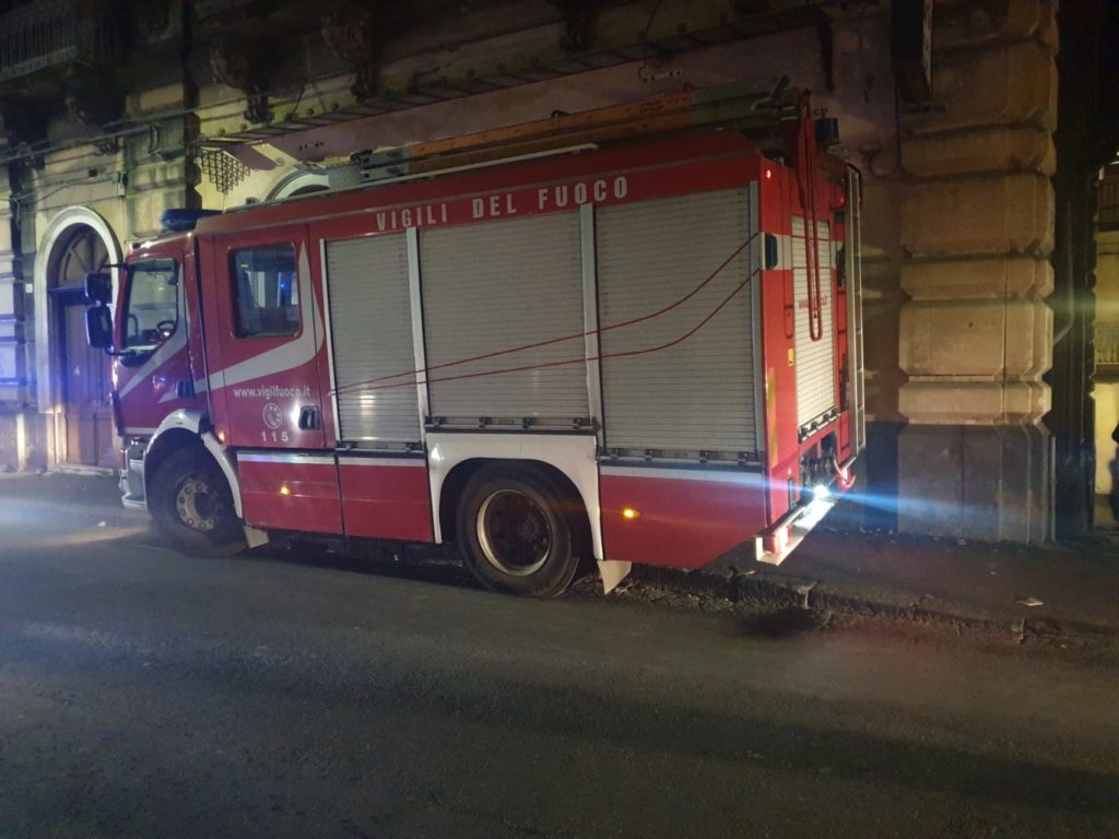Paternò, incendio in una abitazione, anziana tirata fuori dai vigili del fuoco