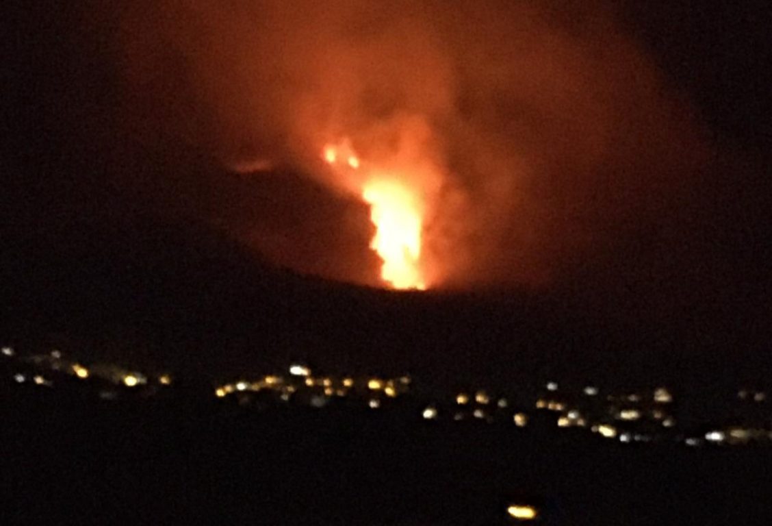 NUOVA FORTE ERUZIONE DELL'ETNA NELLA NOTTE, PIOGGIA DI CENERE SULLA ZONA JONICA