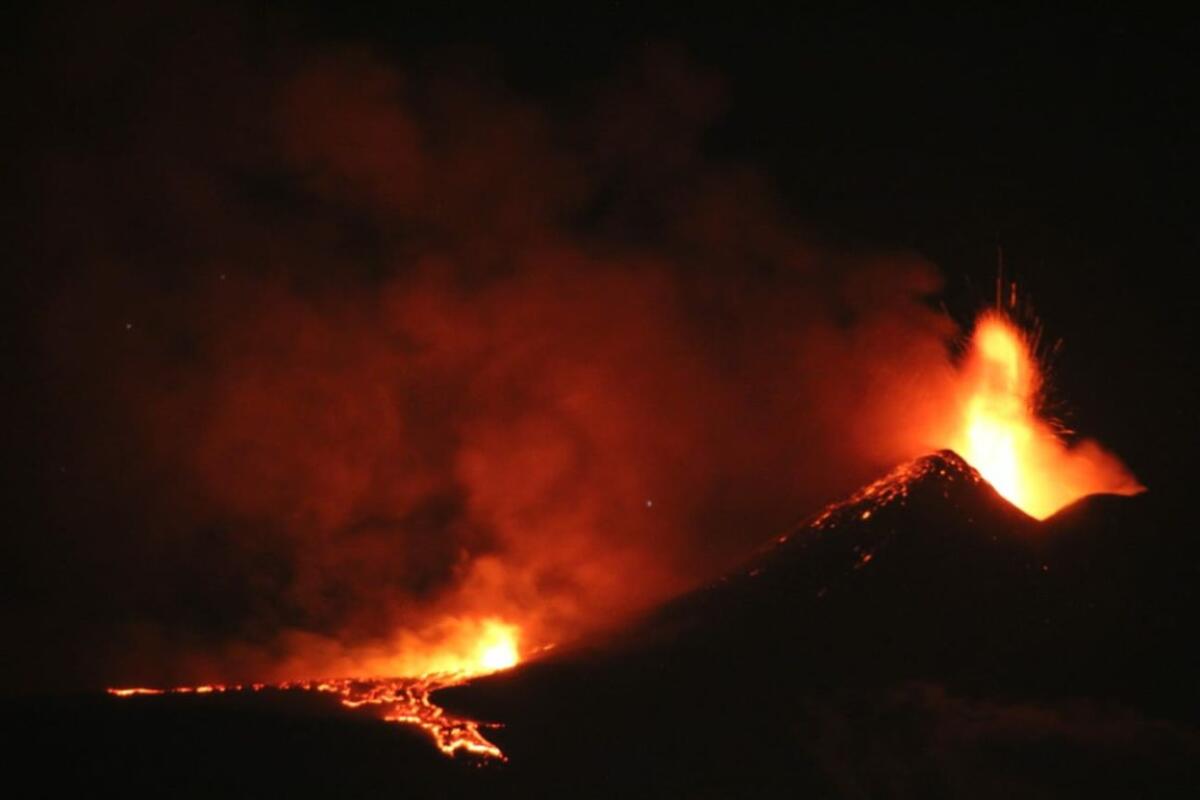 PAROSSISMO  IN CORSO DELL'ETNA, LA DIRETTA DALLE WEBCAM - 