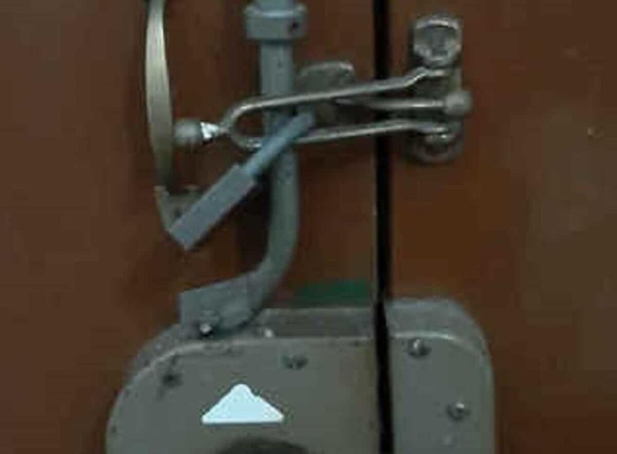 BARI: 21ENNE SEQUESTRATA, CHIUSA IN CASA CON LUCCHETTO E VIOLENTATA PER MESI. ARRESTATO UN 31 ENNE - 