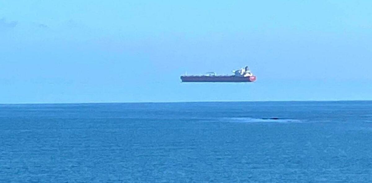 NAVE ‘GALLEGGIA’ SOPRA L’ORIZZONTE, LA FOTO FA IL GIRO DEL WEB - 