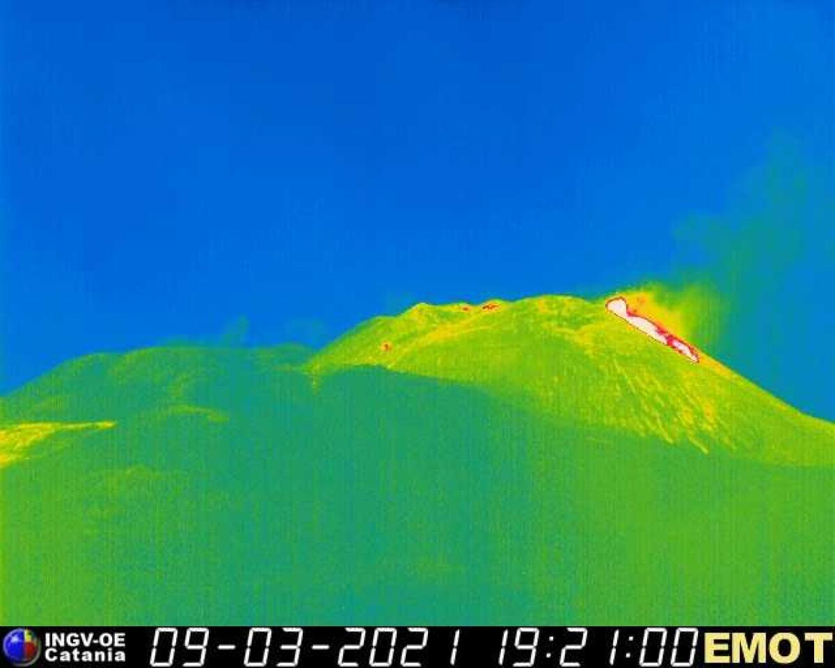 ETNA: INGV : TRABOCCO LAVICO DAL CRATERE DI SE VERSO LA VALLE DEL BOVE - 