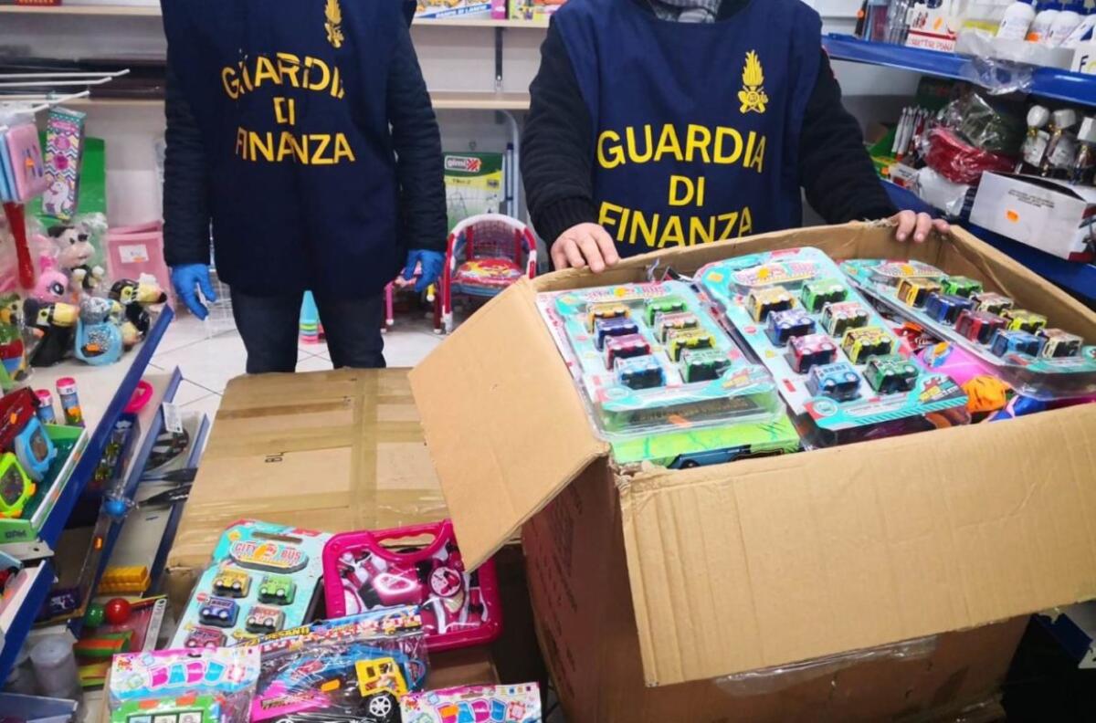 PATERNO’: LA FINANZA SEQUESTRA PRODOTTI CON MARCHI CONTRAFFATTI E NON CERTIFICATI IN UN NEGOZIO CINESE - 