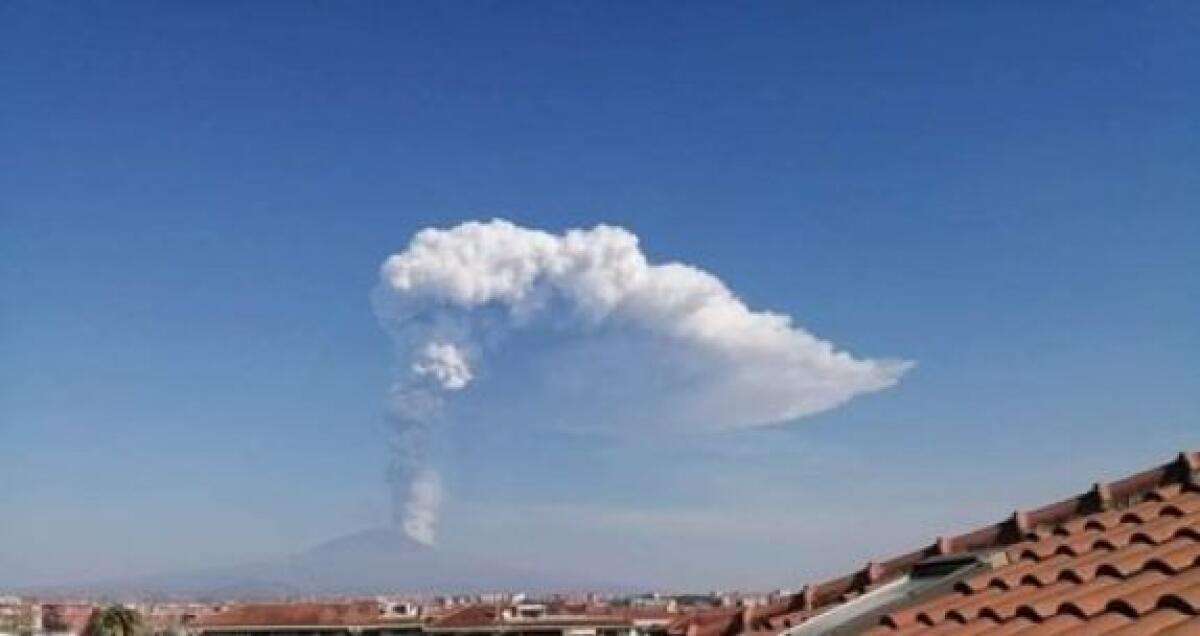 ETNA: CC, EMESSA NUBE A FORMA DI FIAMMA DELL'ARMA - 