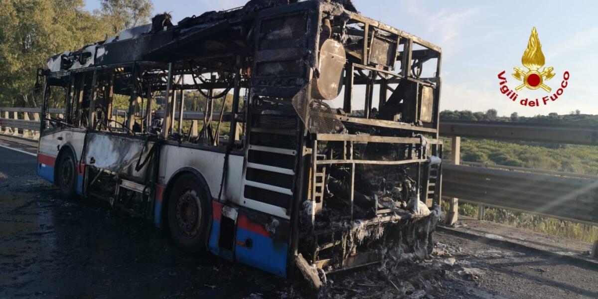 IN FIAMME AUTOBUS AMT, SALVI TUTTI I PASSEGGERI - 