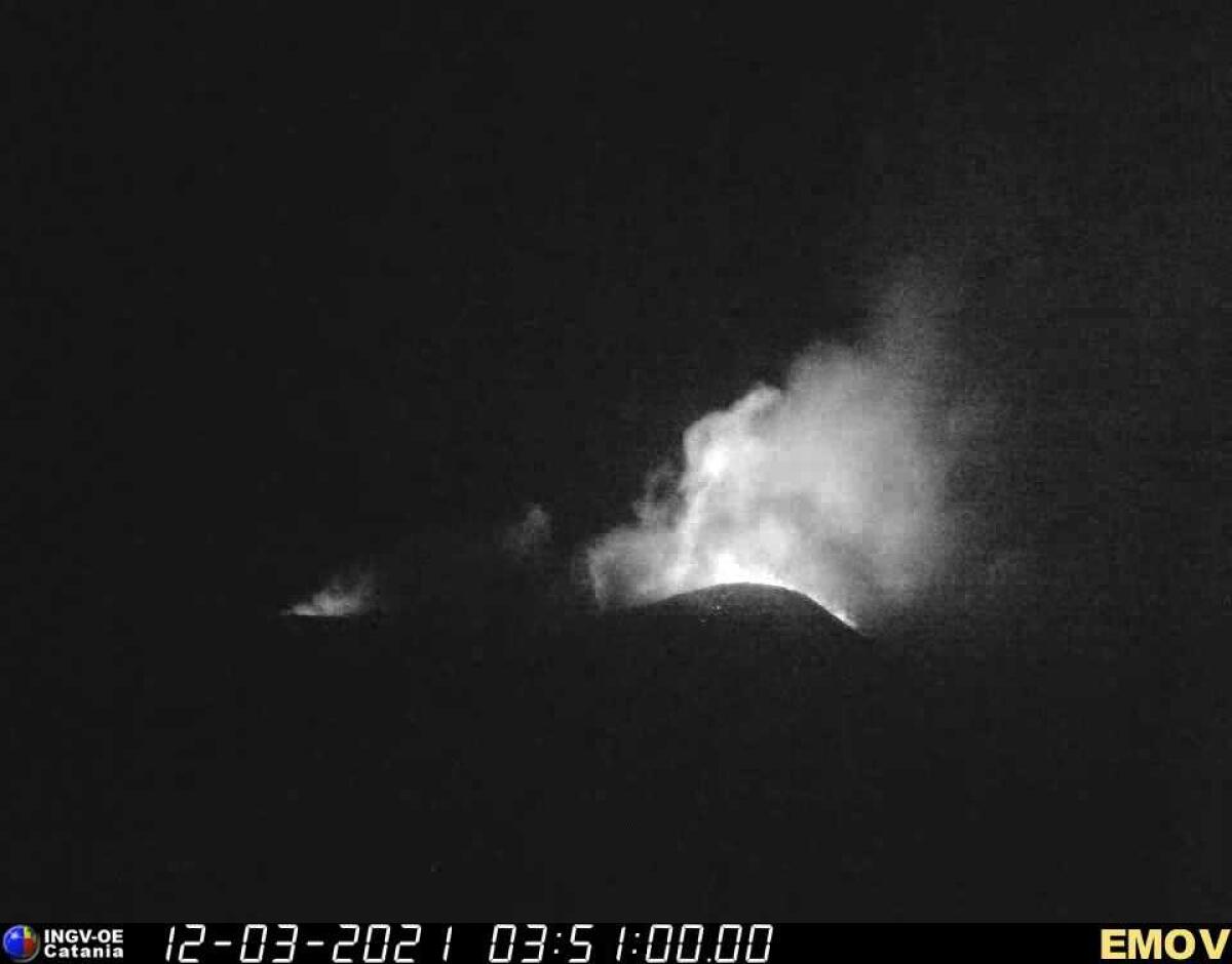 ETNA. ENNESIMO PAROSSISMO IN ARRIVO. L"INGV: IN CORSO ATTIVITÀ STROMBOLIANA, TREMORE IN AUMENTO - 
