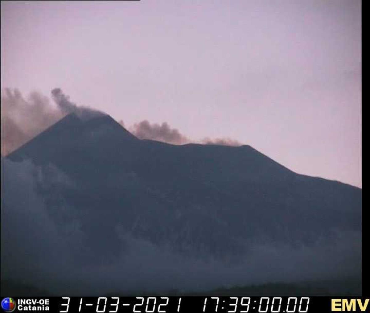 ETNA, L’INGV CONFERMA “L’APERTURA DI UNA BOCCA EFFUSIVA ALLA BASE DEL CRATERE DI SUD-EST - 