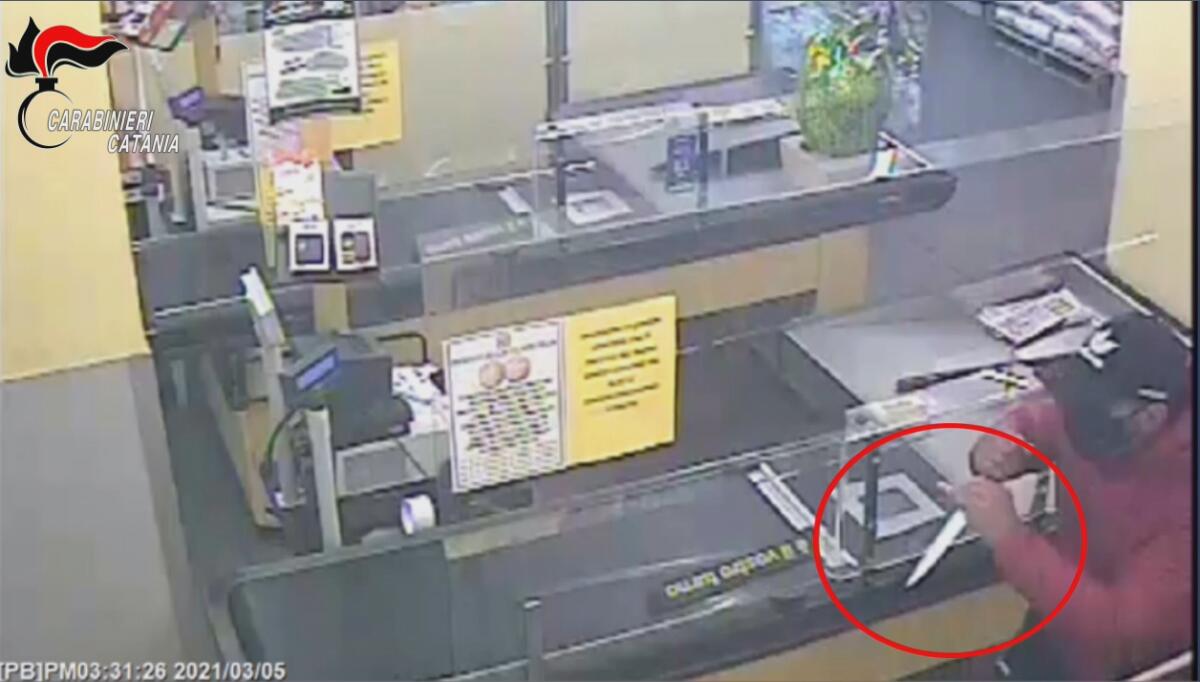 PATERNÒ. RAPINA A MANO ARMATA UN SUPERMERCATO - VIDEO - 