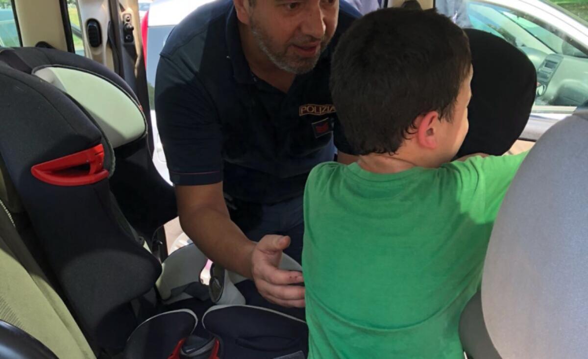 CATANIA: ABBANDONA IN AUTO I FIGLI  DI DUE E QUATTRO ANNI PER RECARSI IN UN NEGOZIO, DENUNCIATO - 