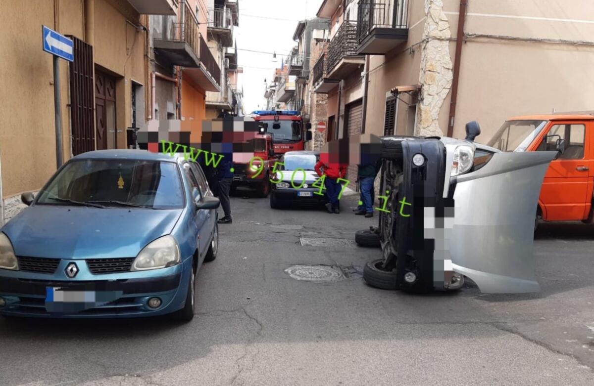BIANCAVILLA: INCIDENTE AUTO SI RIBALTA SU UN LATO - 
