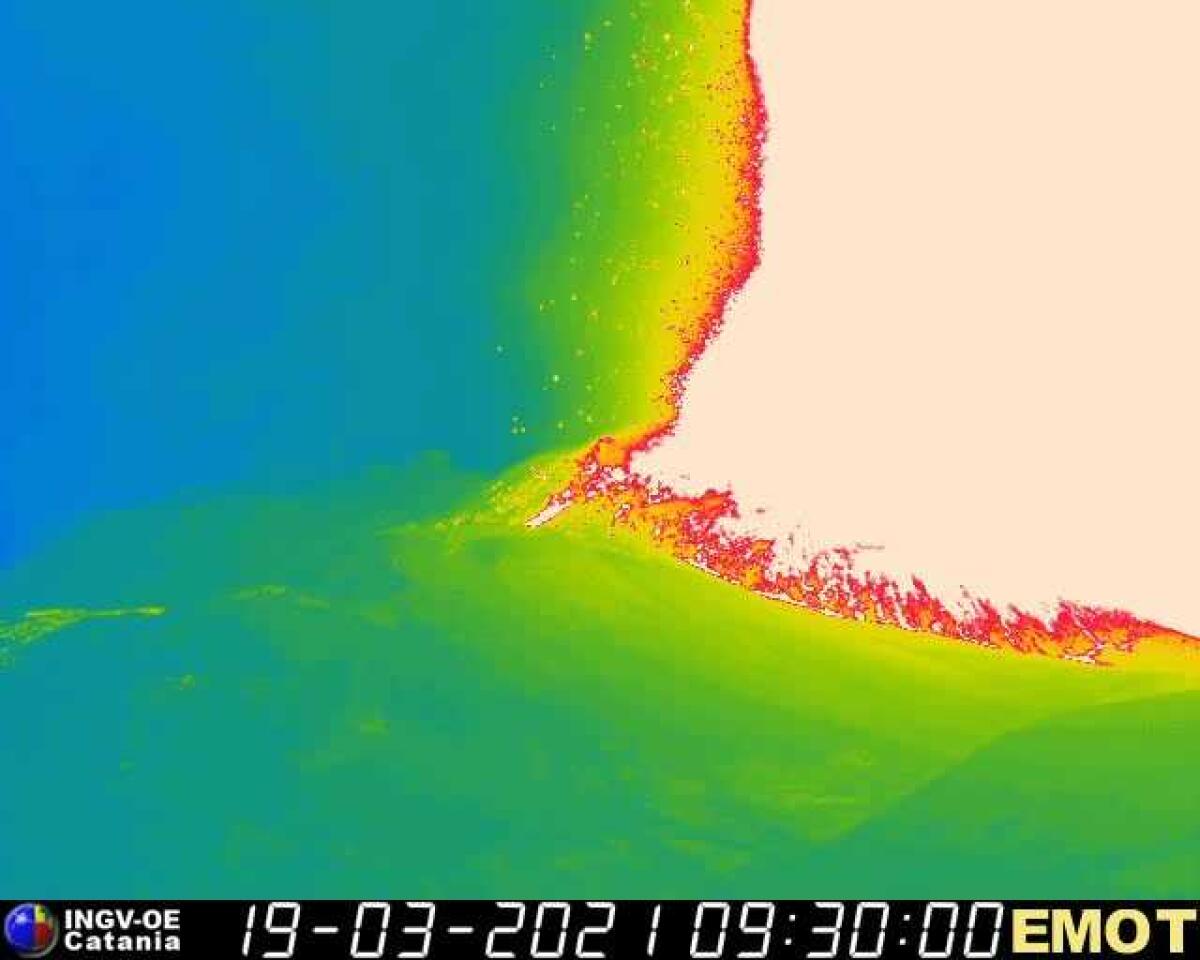 FORTE PAROSSISMO IN CORSO SULL'ETNA - 