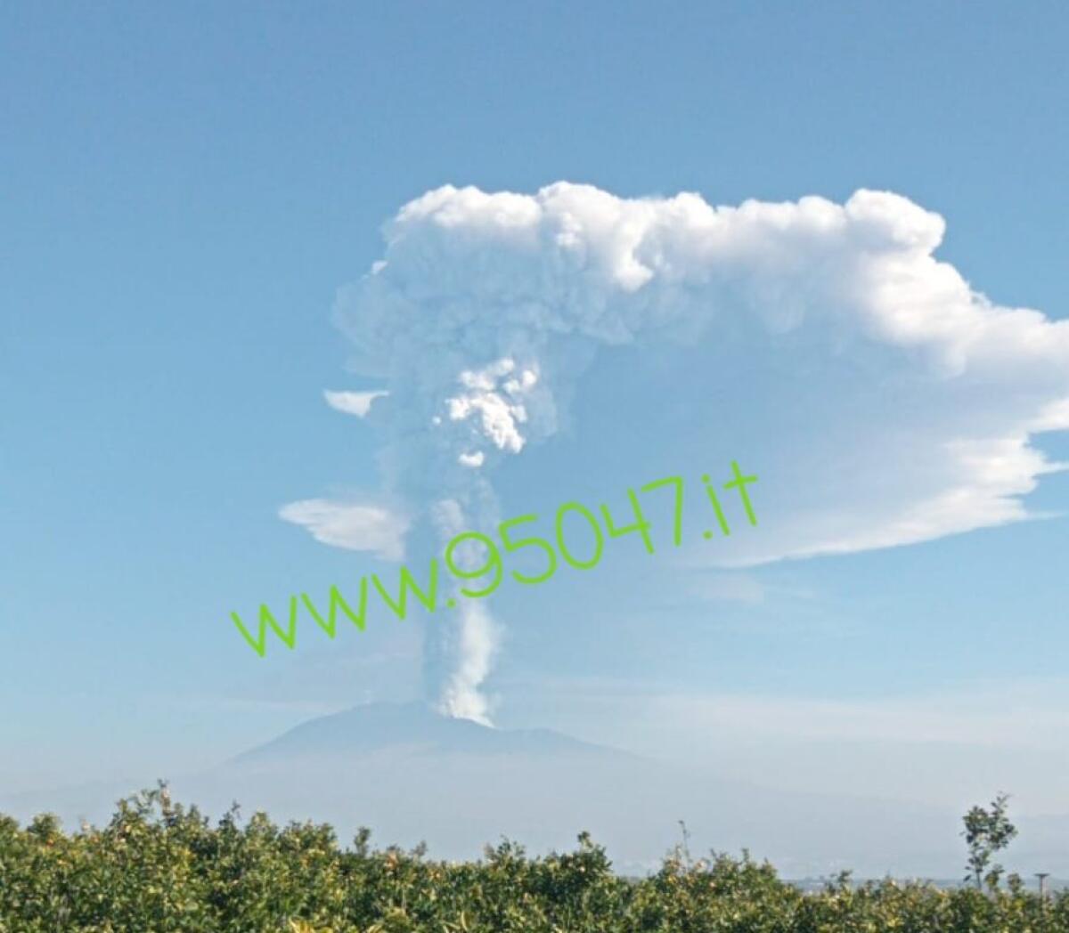 ETNA. L'INGV: LA COLONNA ERUTTIVA HA RAGGIUNTO L'ALTEZZA DI 12 KM. - 