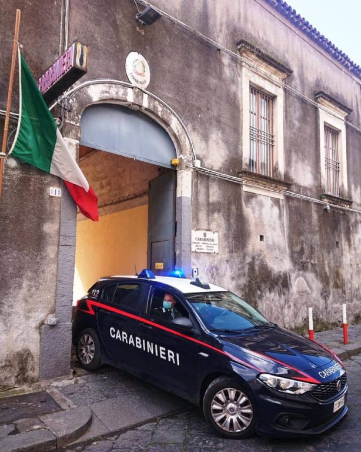 CATANIA, RUBA SIGARETTE E SCAPPA IN PIAZZA DUOMO: TROVATO NASCOSTO DIETRO LA CARROZZA DEL SENATO - 
