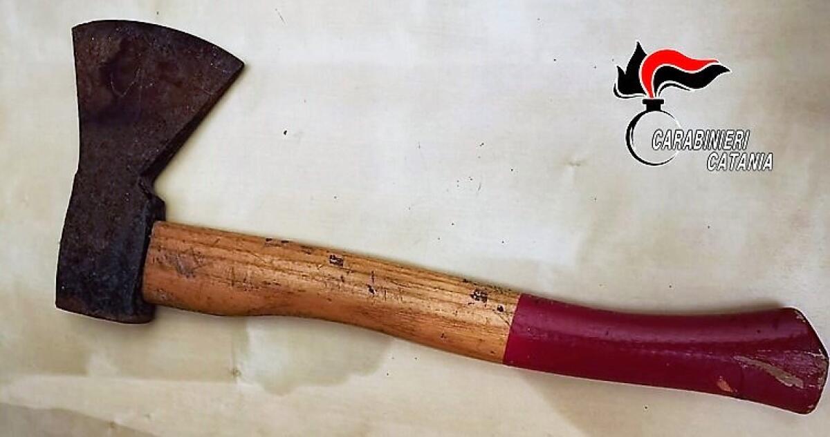 CATANIA, PICCHIA IL FIGLIO MINORENNE DELLA COMPAGNA: CI MINACCIAVA ANCHE CON UN’ASCIA - 