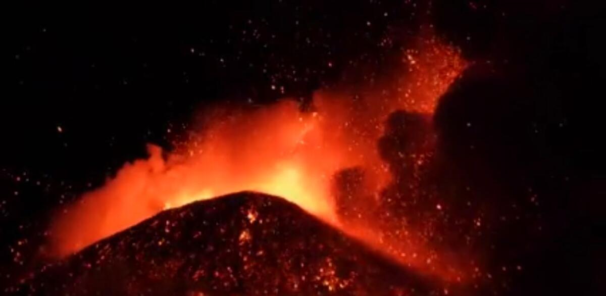ETNA: FORTE PAROSSISMO IN CORSO E FORTI BOATI, IL VULCANOLOGO BEHNCKE:  NIENTE DA PREOCCUPARSI, I BOATI NON SONO SEGNO DI QUALCOSA DI TERRIBILE CHE STA PER AVVENIRE. - 