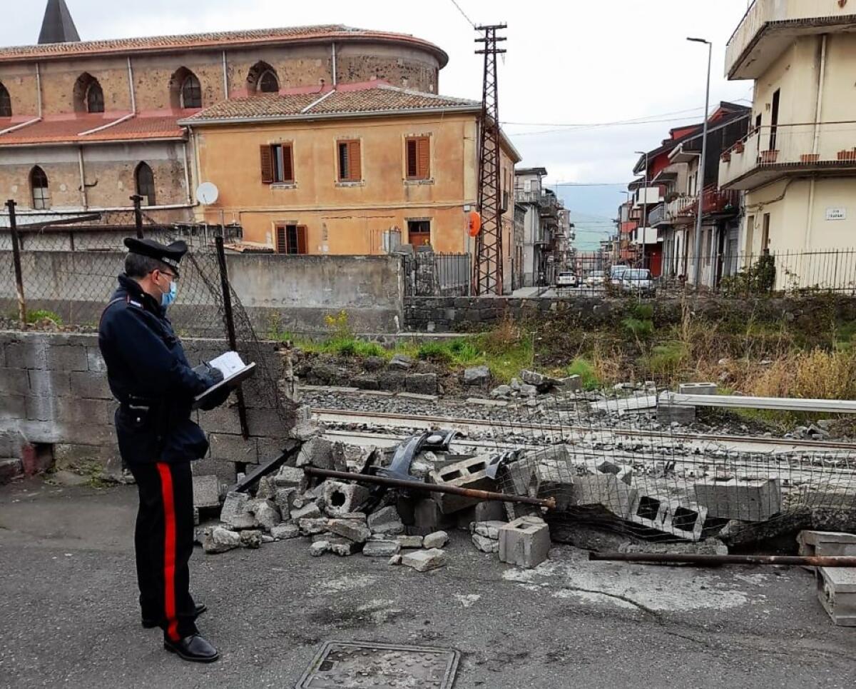 RANDAZZO.  UBRIACO SI SCHIANTA CONTRO IL MURETTO DELLA CIRCUMETNEA: DENUNCIATO - 