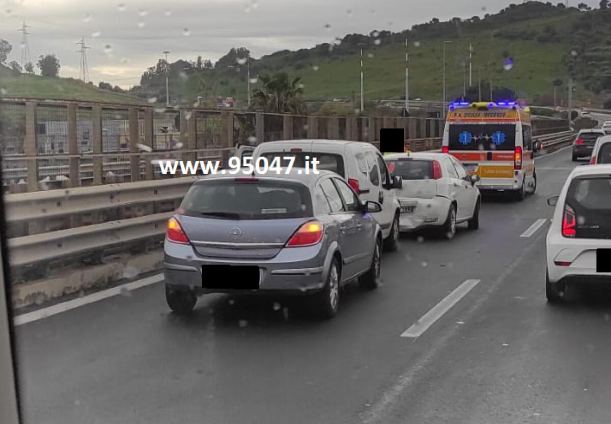 INCIDENTE SULLA TANGENZIALE DI CATANIA , TRAFFICO CONGESTIONATO - 