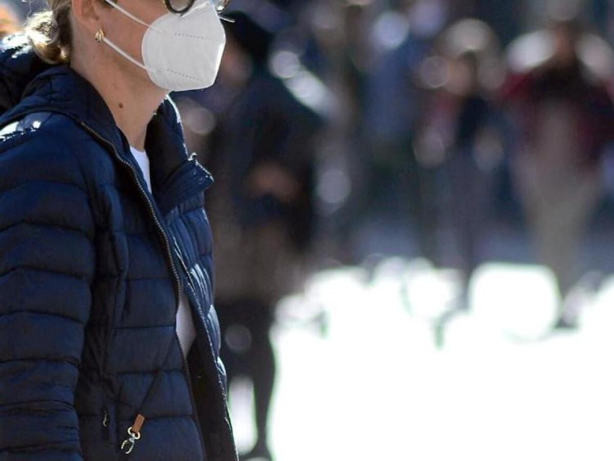 LE RACCOMANDAZIONI DELLE AUTORITÀ SANITARIE: “DUE METRI DI DISTANZA SENZA MASCHERINA, I VACCINATI IN QUARANTENA DOPO CONTATTO STRETTO” - 