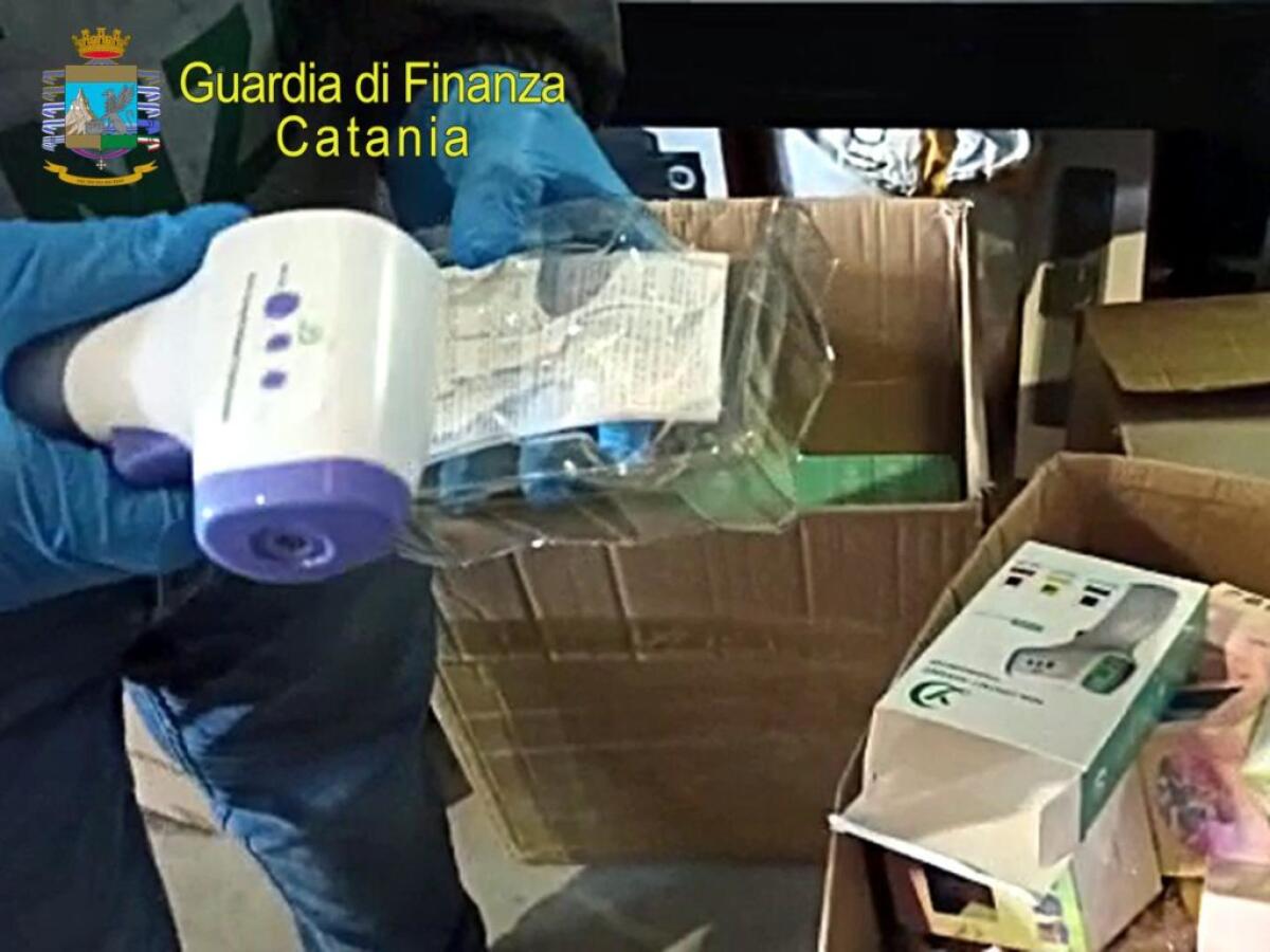 SEQUESTRATI A MISTERBIANCO 300.699 GIOCATTOLI CONTRAFFATTI E TERMOMETRI E SATURIMETRI INSICURI - 