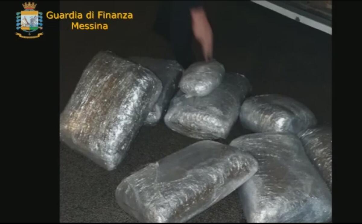 TRENTACINQUE CHILI DI DROGA NASCOSTI NEL CAMION DELLA FRUTTA: DUE ARRESTI - 