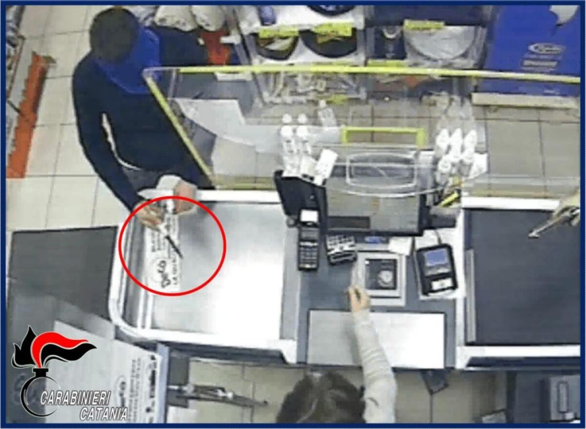 CALTAGIRONE, RAPINÒ SUPERMERCATO: ARRESTATO 15ENNE - 