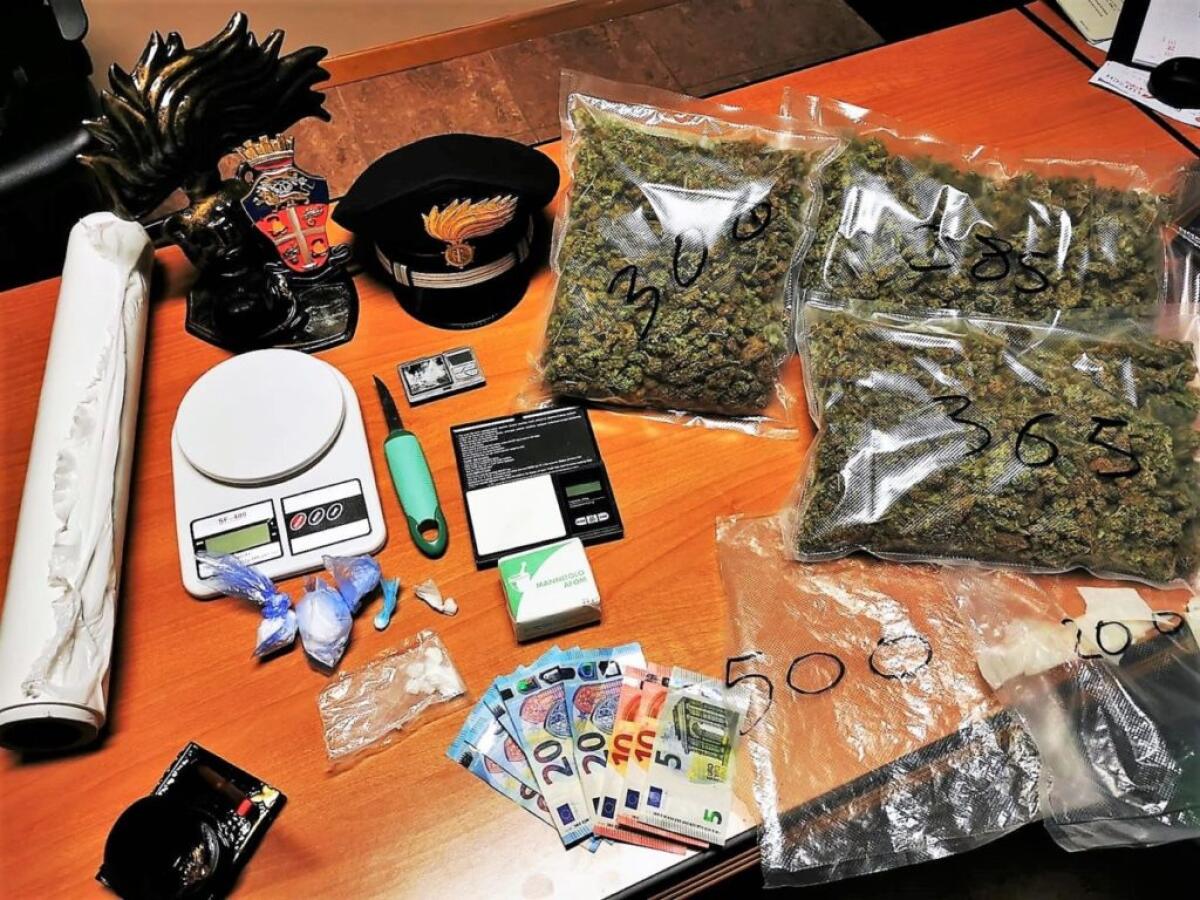 CATANIA.  STAVA TRASPORTANDO IN AUTO 1 KG DI MARIJUANA: IN CASA, OLTRE ALLA COCAINA, L’OCCORRENTE DEL PERFETTO SPACCIATORE - 