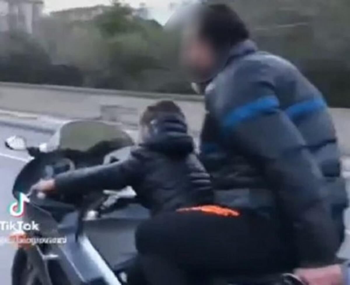 FOLLIA A PALERMO PER TIKTOK, A 8 ANNI GUIDA MOTO SENZA CASCO: MULTATO L'UOMO - 