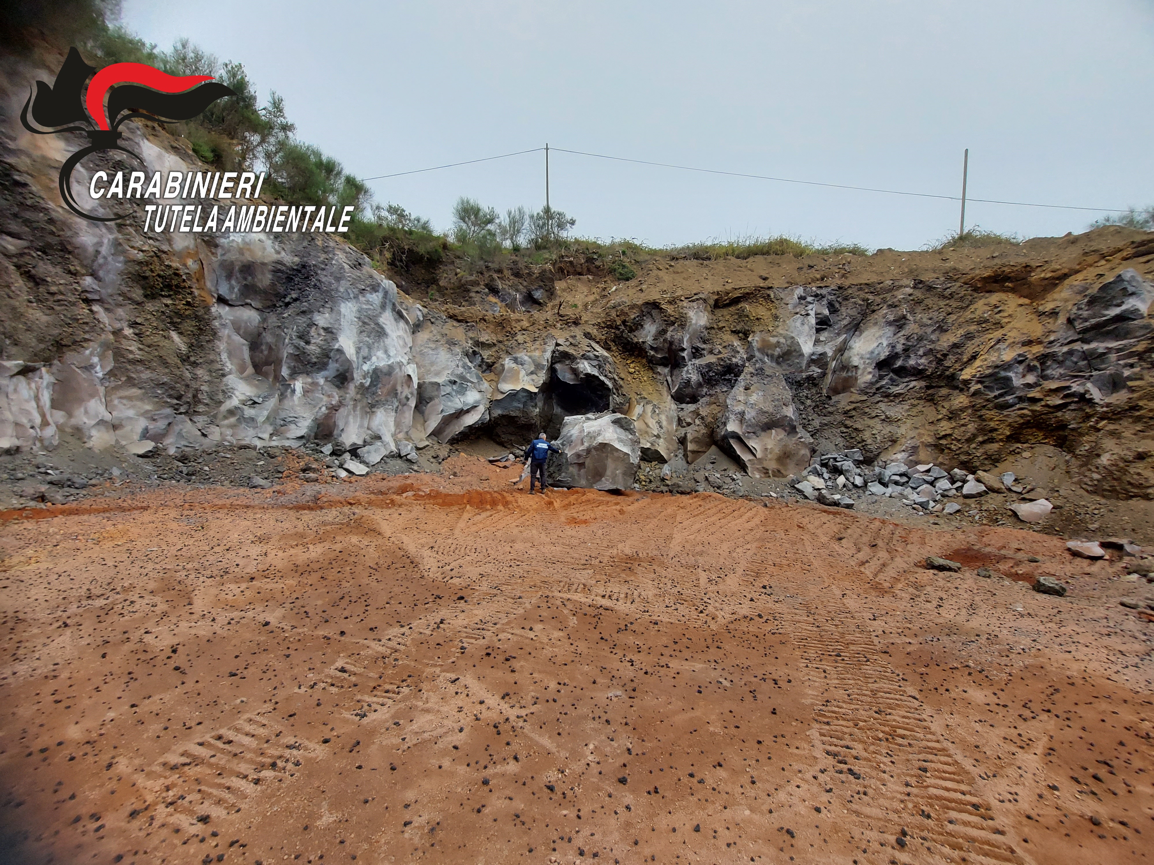 SEQUESTRATE DUE CAVE ABUSIVE, DUE IMPIANTI DI FRANTUMAZIONE, ESCAVATORI E AUTOARTICOLATI.  DENUNCIATI TITOLARI E CONDUTTORI.