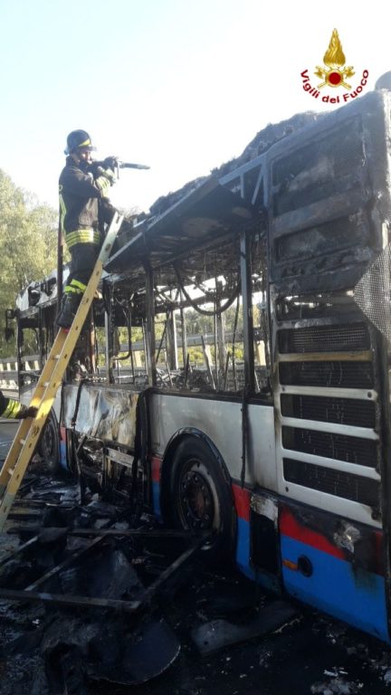 IN FIAMME AUTOBUS AMT, SALVI TUTTI I PASSEGGERI