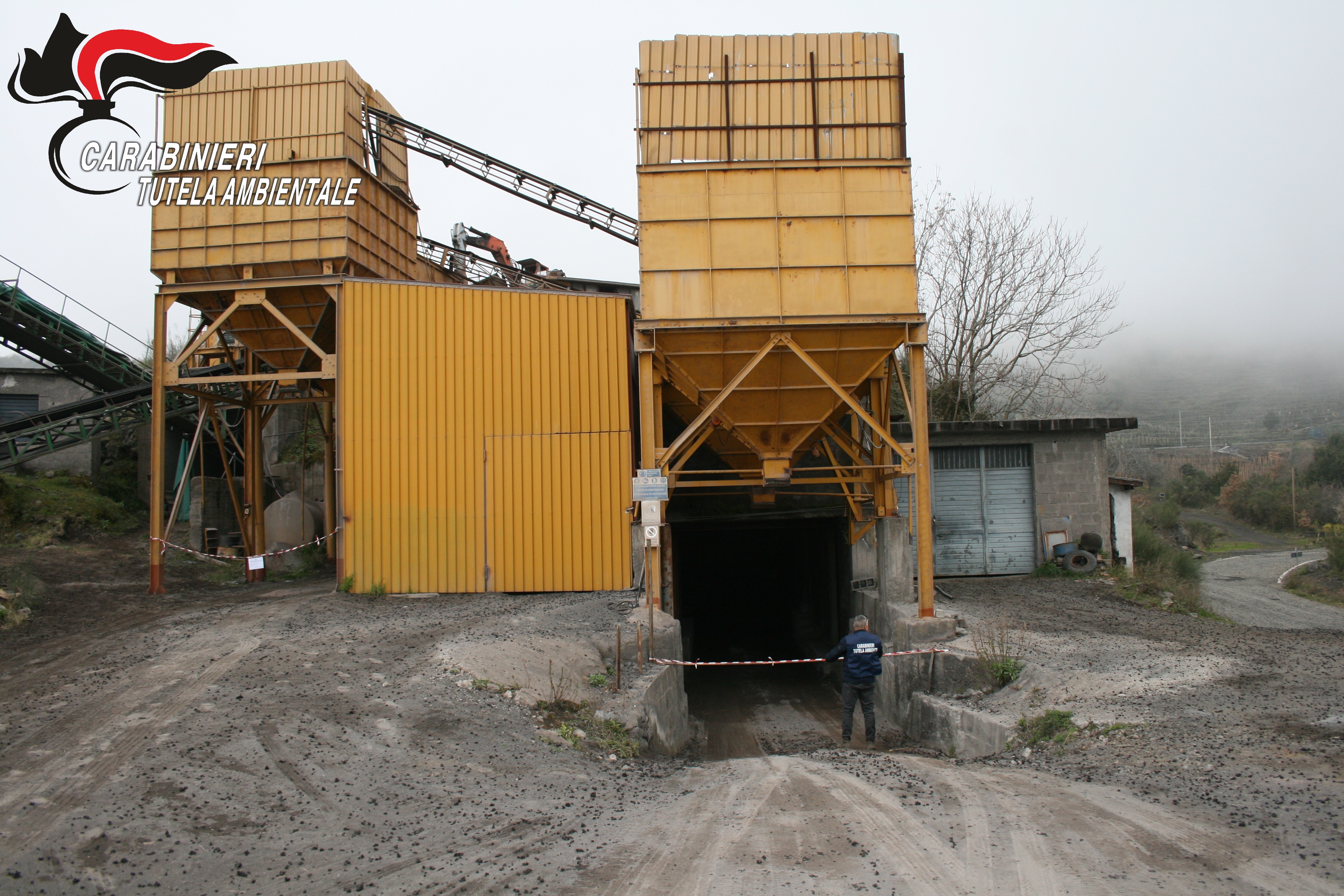 SEQUESTRATE DUE CAVE ABUSIVE, DUE IMPIANTI DI FRANTUMAZIONE, ESCAVATORI E AUTOARTICOLATI.  DENUNCIATI TITOLARI E CONDUTTORI.