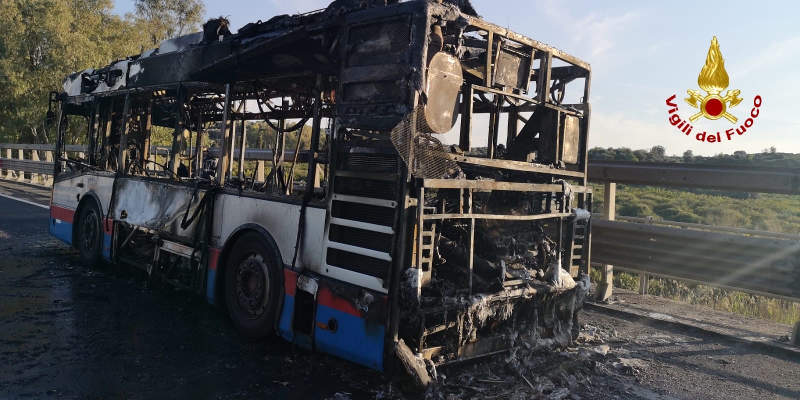 IN FIAMME AUTOBUS AMT, SALVI TUTTI I PASSEGGERI