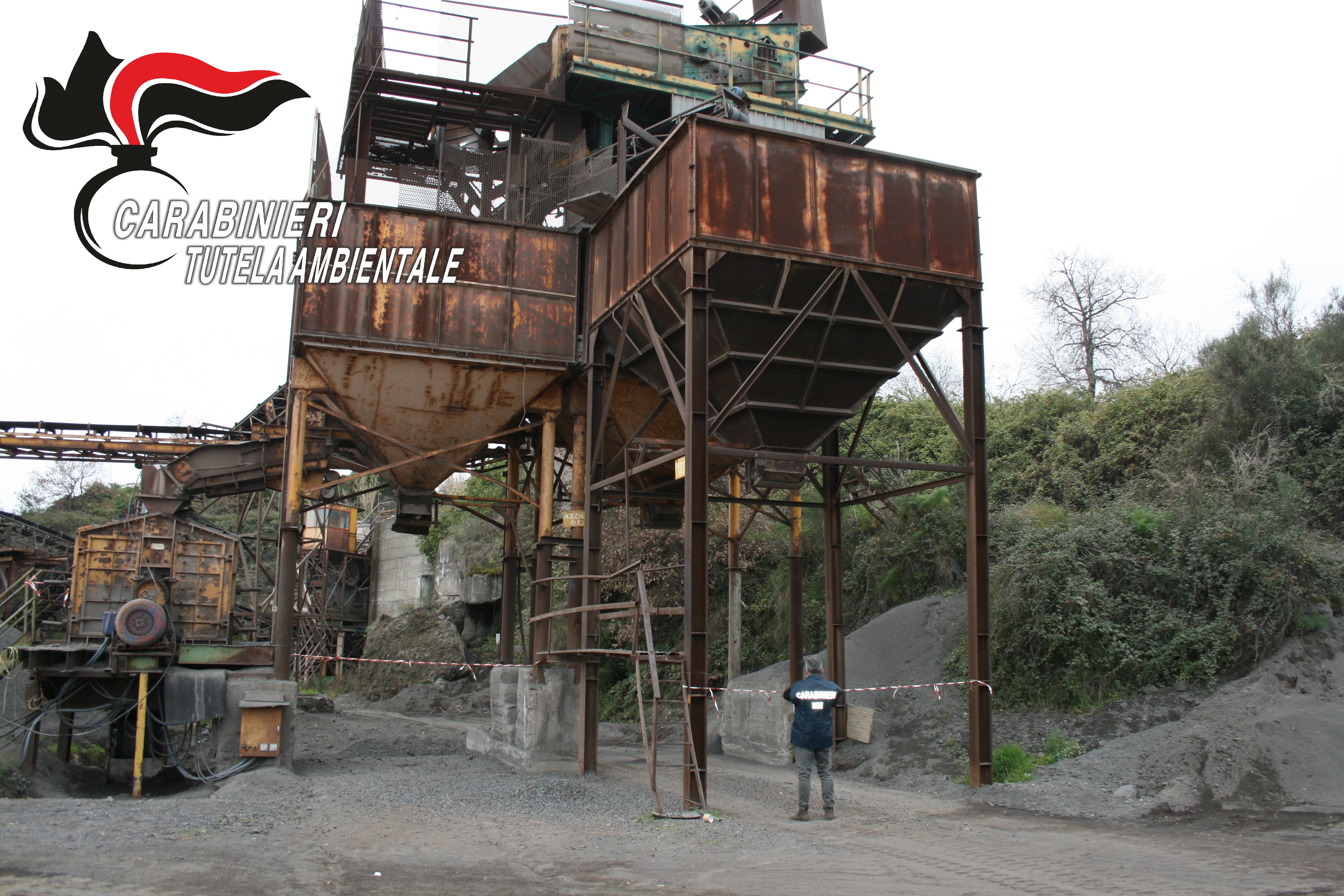 SEQUESTRATE DUE CAVE ABUSIVE, DUE IMPIANTI DI FRANTUMAZIONE, ESCAVATORI E AUTOARTICOLATI.  DENUNCIATI TITOLARI E CONDUTTORI.