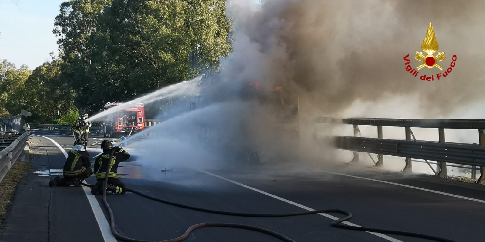 IN FIAMME AUTOBUS AMT, SALVI TUTTI I PASSEGGERI