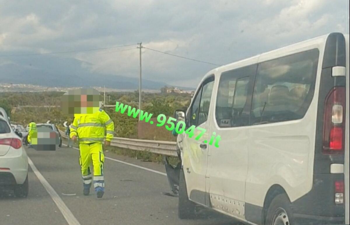 INCIDENTE SULLA SS284 NEI PRESSI DELLO SVINCOLO PATERNÒ - 