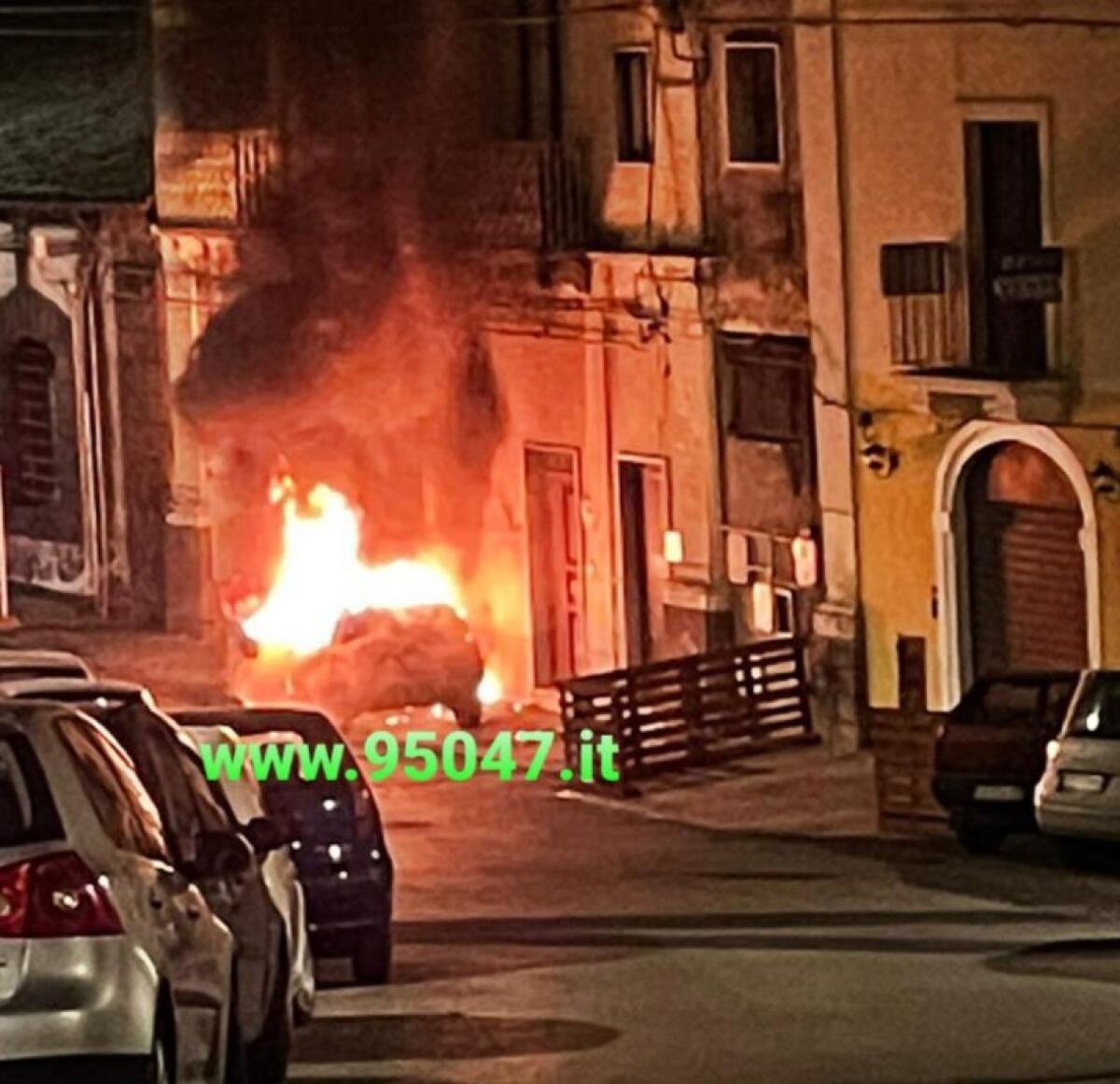 PATERNO’. AUTO FUOCO IERI SERA IN ZONA IDRIA. - 
