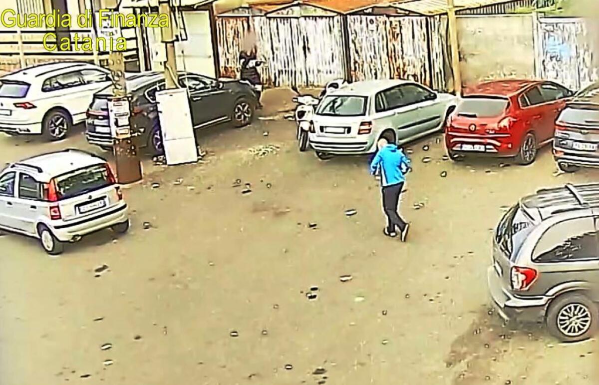 DROGA E TELEFONI NEL CARCERE DI AUGUSTA : ARRESTATO UN AGENTE DELLA POLIZIA PENITENZIARIA - 