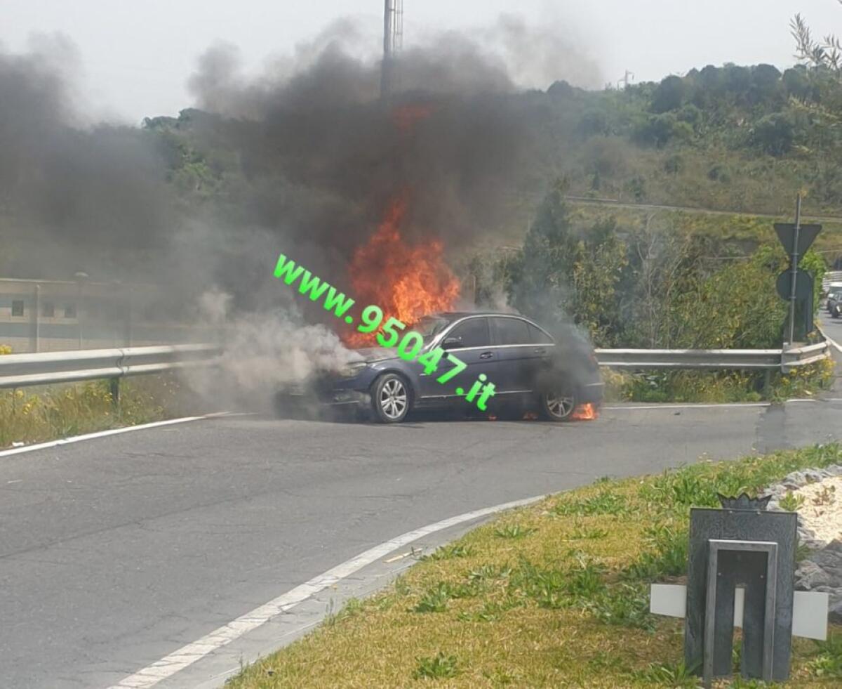 PATERNO': AUTO PRENDE FUOCO DURANTE LA MARCIA AL CORSO ITALIA, ILLESO IL CONDUCENTE - 