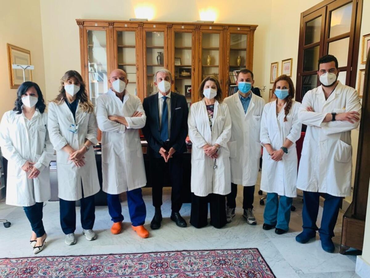 CATANIA: CANTA LE CANZONI DI MINA, MENTRE VIENE OPERATA AL CERVELLO DA SVEGLIA - 