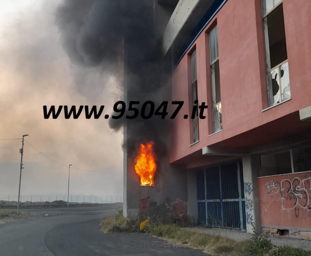 PATERNO': VANDALI APPICCANO UN INCENDIO ALL'INTERNO DEL VELODROMO - 