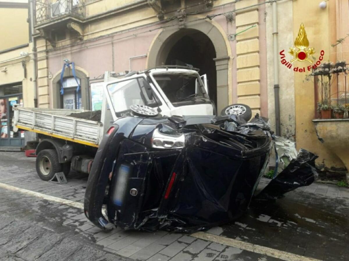 BELPASSO, ARRESTATO L’AUTISTA DEL CAMION, IN PROGNOSI RISERVATA IL 70ENNE PATERNESE INVESTITO - 