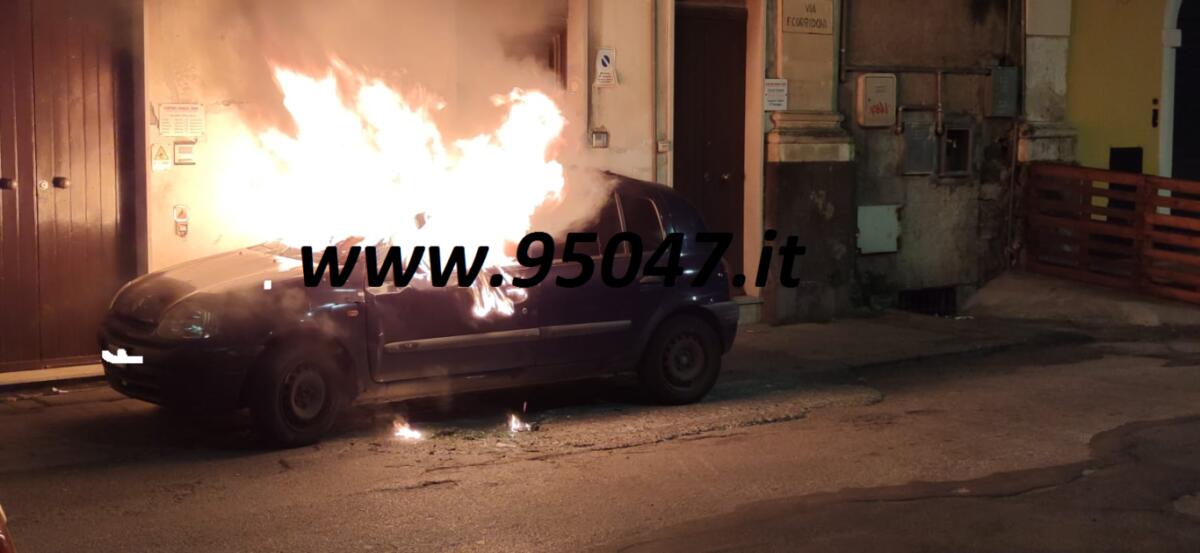 PATERNO'. AUTO FUOCO IN VIA FILIPPO CORRIDONI IN ZONA IDRIA. - 