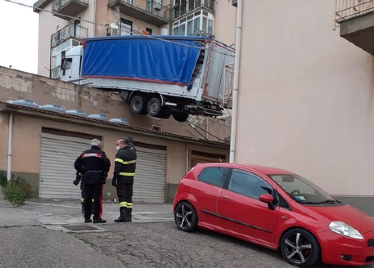 CACCAMO, TIR IN BILICO SUI TETTI: RISCHIA DI CADERE SU PALAZZINA - 