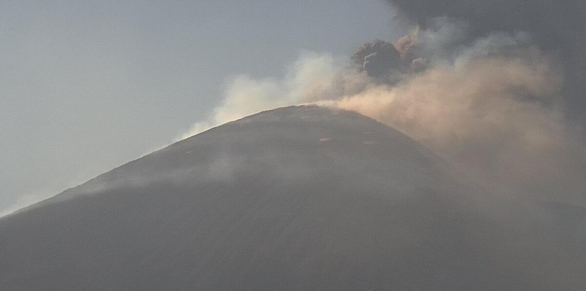 ETNA, TREMORE VULCANICO IN AUMENTO. FORTE EMISSIONE DI FUMO DAL CRATERE DI SUD-EST. - 