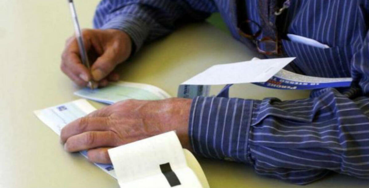 DENUNCIATI DUE PATERNESI, COMPRANO MERCE CON ASSEGNI SCOPERTI - 