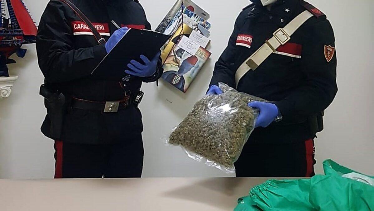 RANDAZZO, NASCONDEVA NEL BAGAGLIAIO 1 KG DI MARIJUANA: PENSIONATO IN MANETTE - 