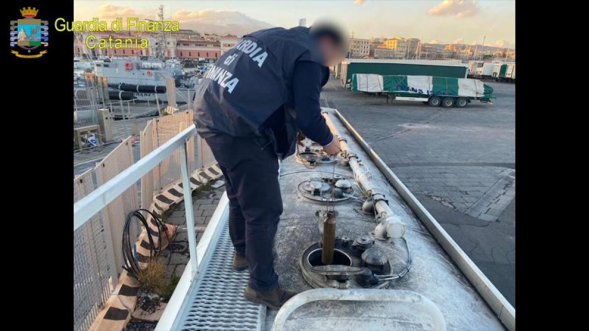 CATANIA, CARBURANTE AGRICOLO USATO PER AUTOTRAZIONE, 18 SOGGETTI DENUNCIATI E SEQUESTRATI 100MILA LITRI DI CARBURANTE - 