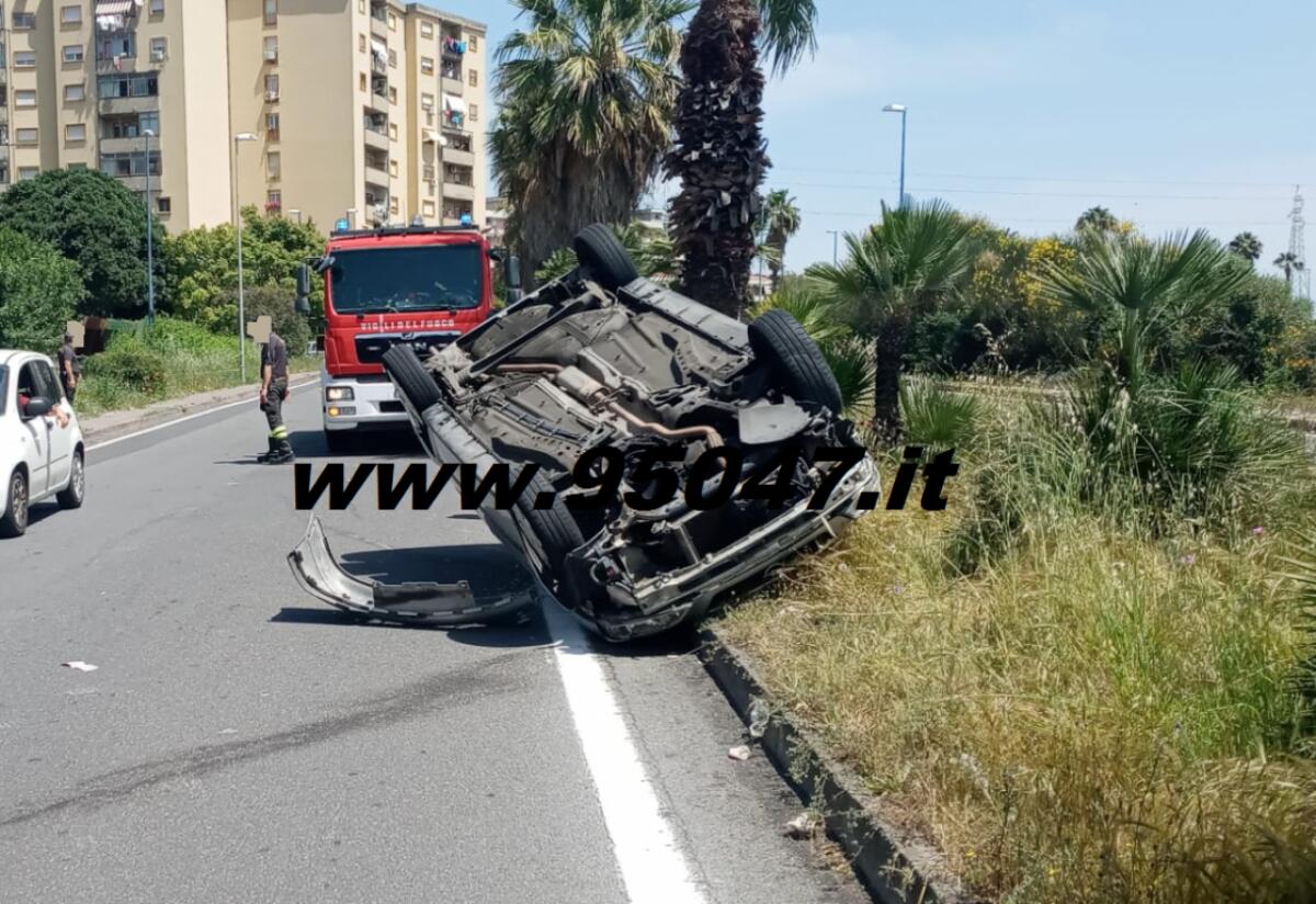CATANIA: SCONTRO TRA DUE AUTO: UNA SI RIBALTA, UN FERITO - 