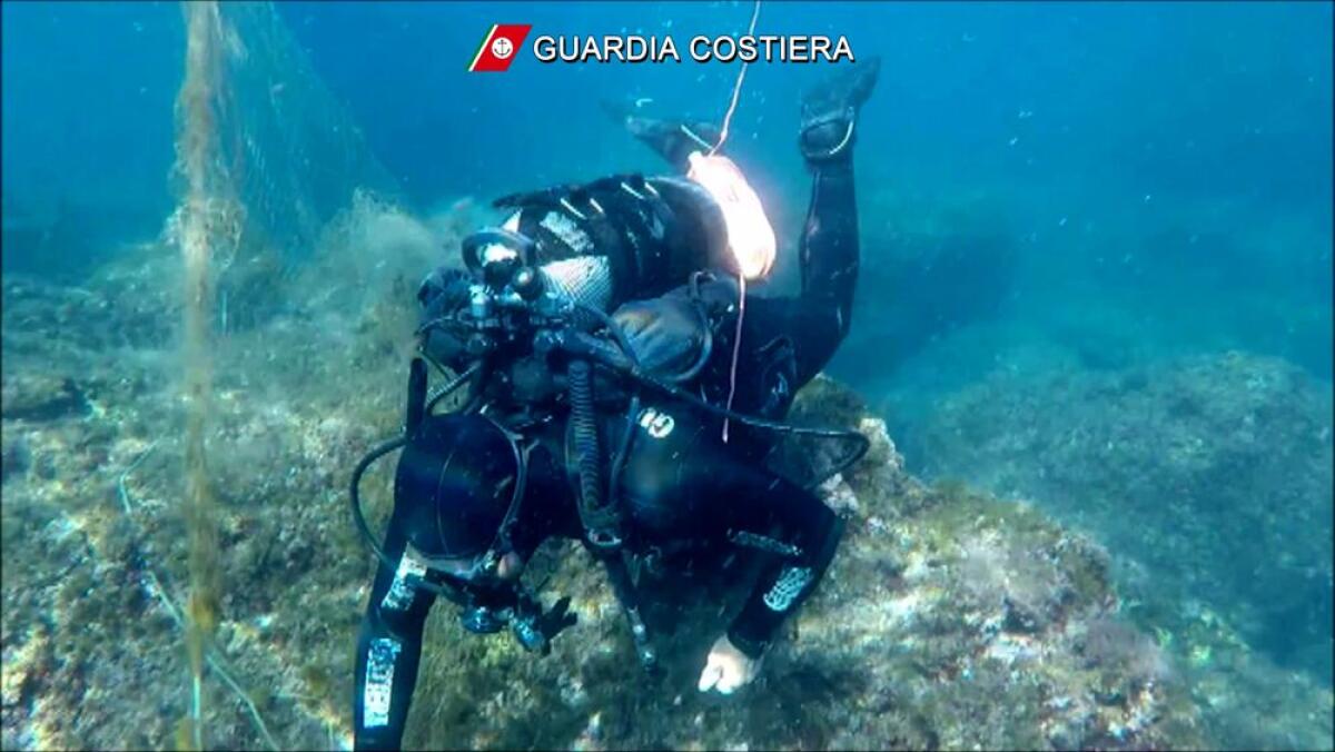 RECUPERATI DALLA GUARDIA COSTIERA 200 METRI DI “RETI FANTASMA” AI FARAGLIONI DI ACITREZZA. - 