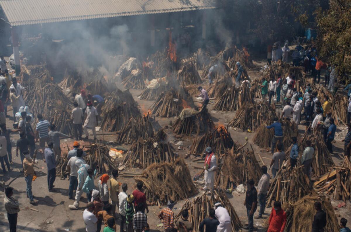 CORONAVIRUS, SITUAZIONE CRITICA IN INDIA: CORPI CREMATI IN STRADA - 