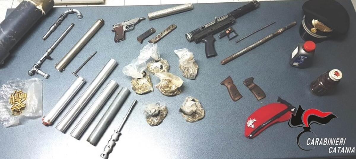 MILITELLO IN VAL DI CATANIA. PADRE E FIGLI NASCONDEVANO UN ARSENALE NEL LORO OVILE: ARRESTATI - 